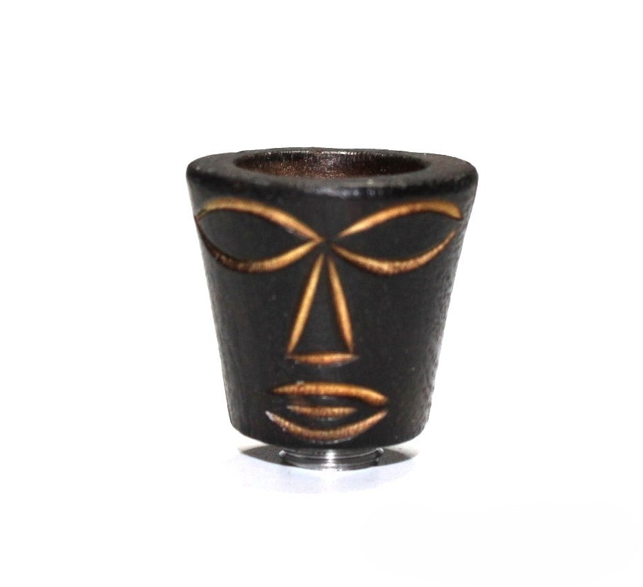 Holzköpfe mit Schnitzerein