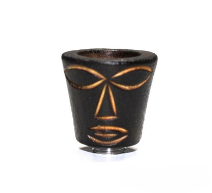 Holzköpfe mit Schnitzerein