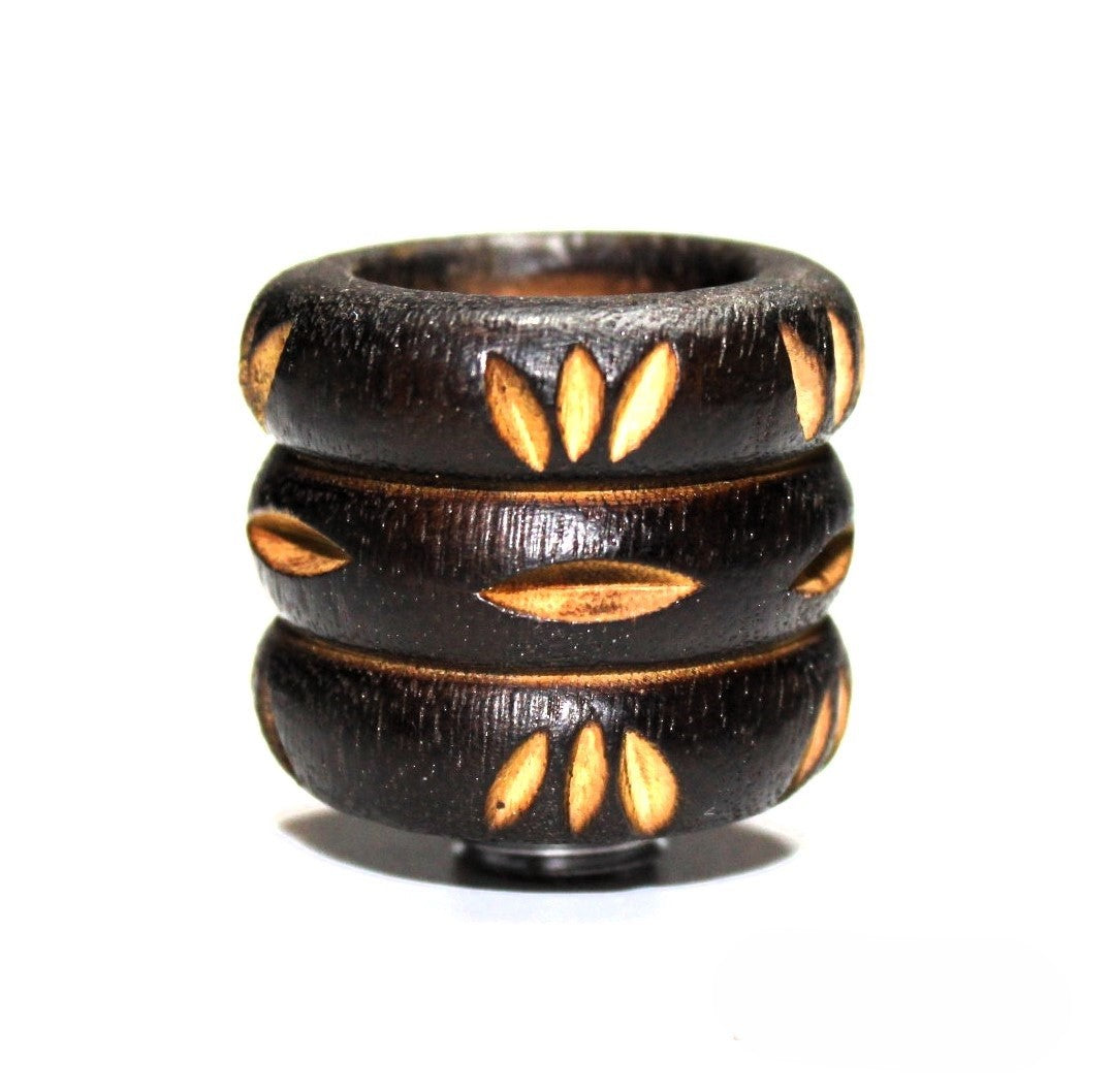 Holzköpfe mit Schnitzerein