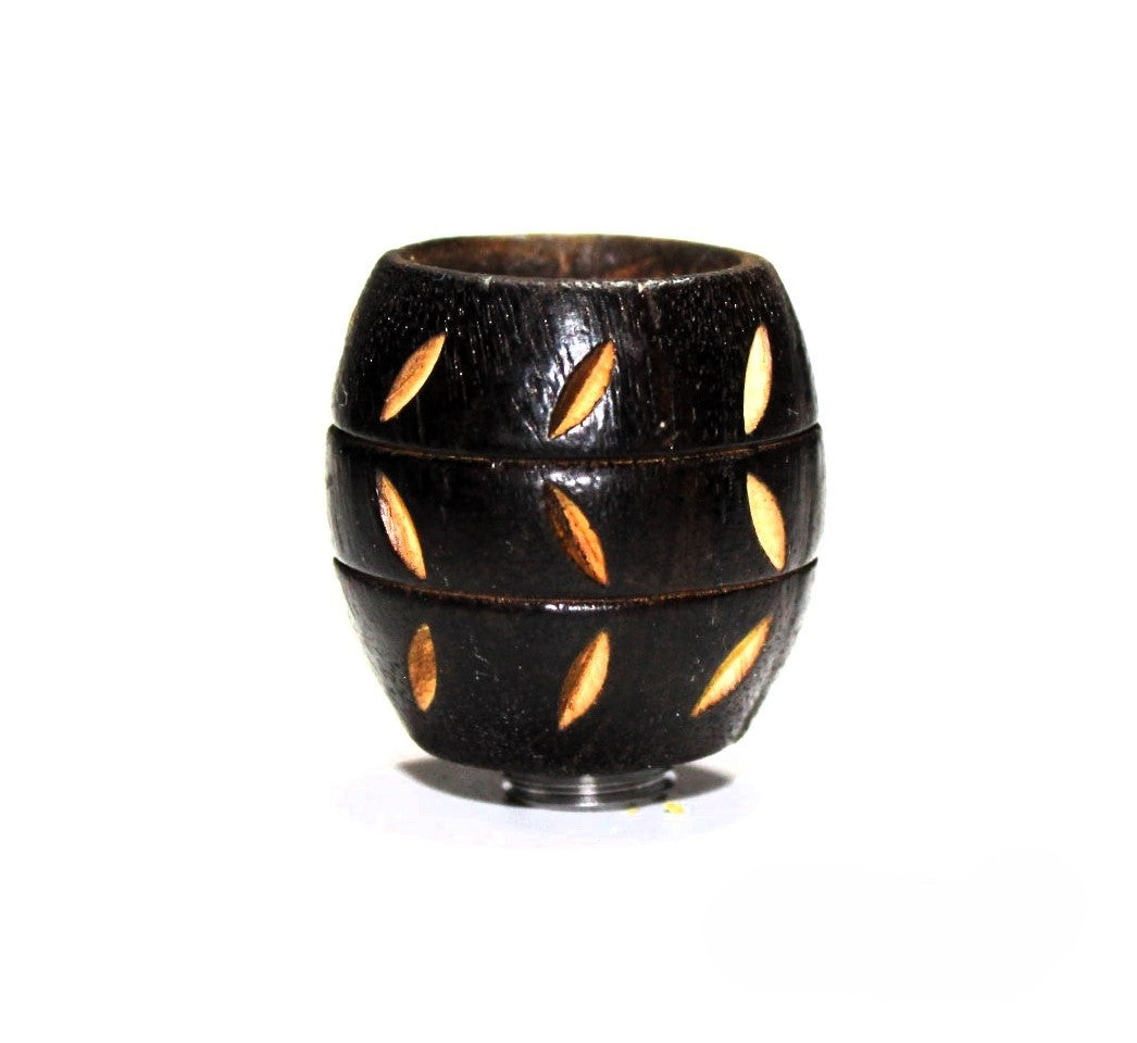 Holzköpfe mit Schnitzerein