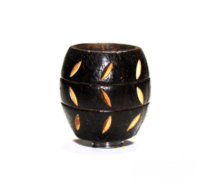 Holzköpfe mit Schnitzerein