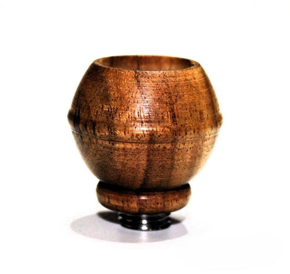 Holzköpfe mit Schnitzerein