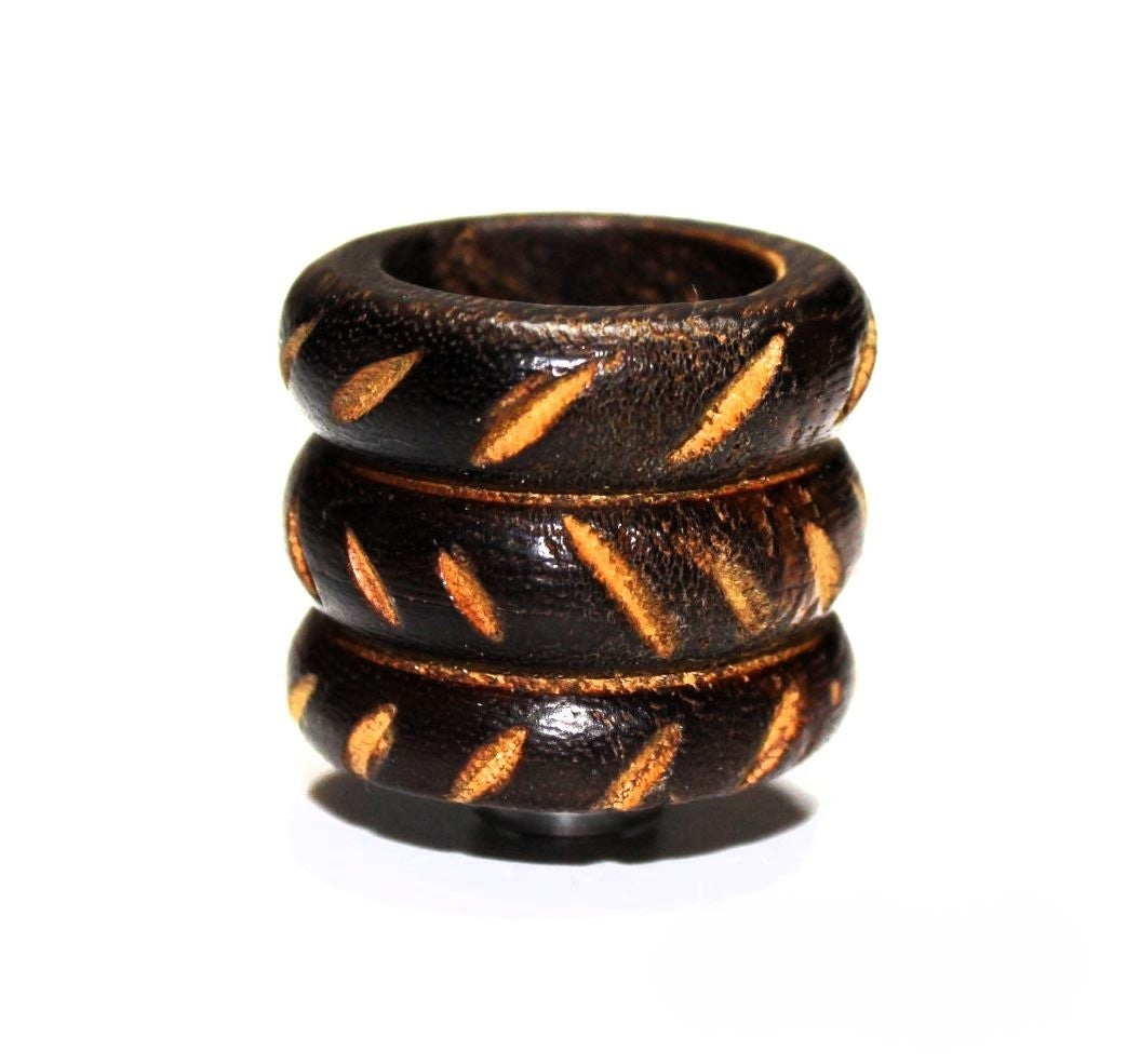 Holzköpfe mit Schnitzerein