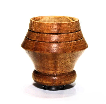 Holzköpfe mit Schnitzerein