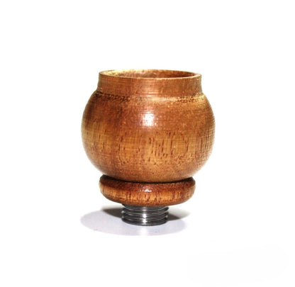 Holzköpfe mit Schnitzerein