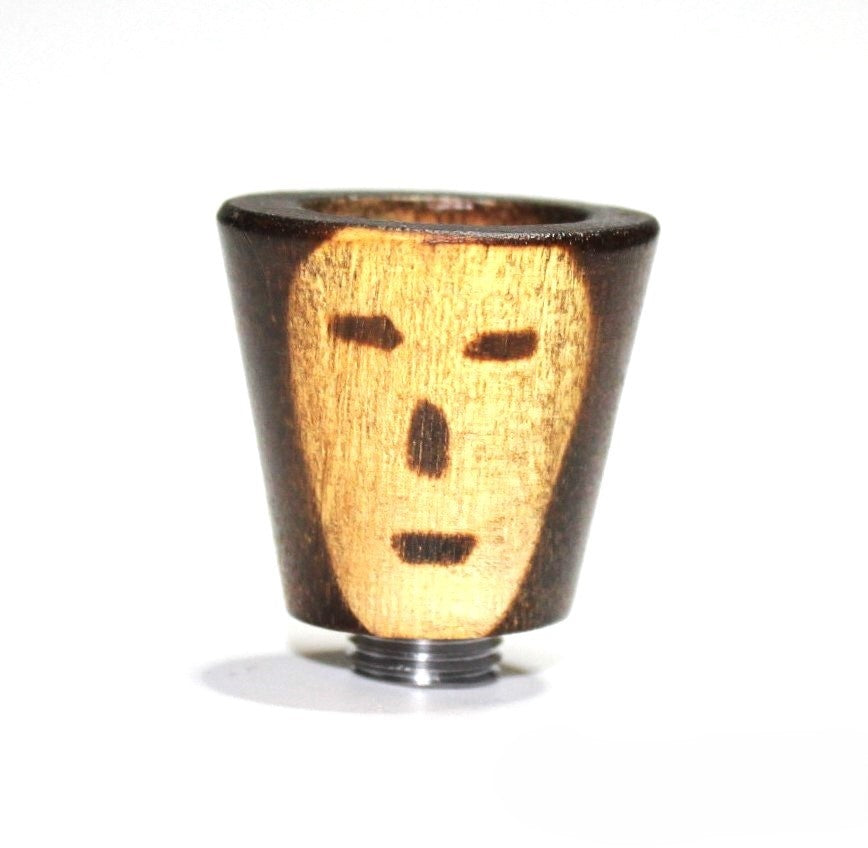 Holzköpfe mit Schnitzerein