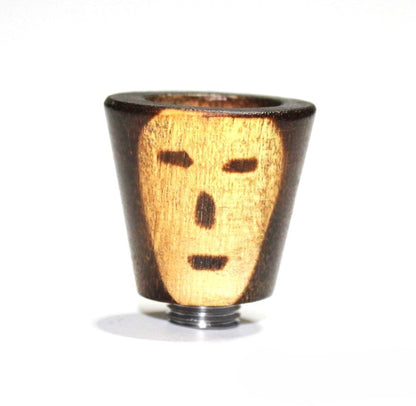 Holzköpfe mit Schnitzerein