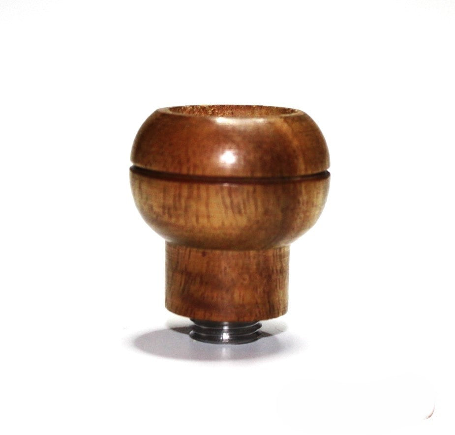 Holzköpfe mit Schnitzerein