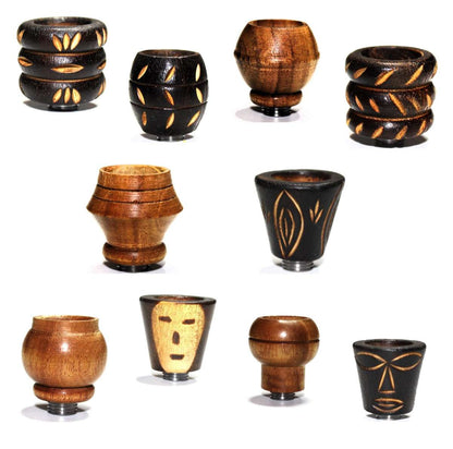 Holzköpfe mit Schnitzerein